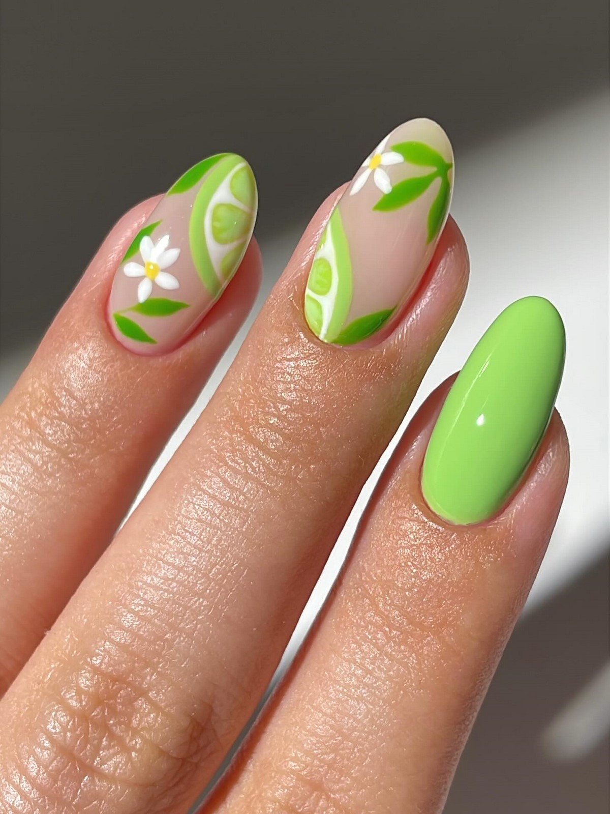 Новинки летнего маникюра на август 2026: 8 топовых идей