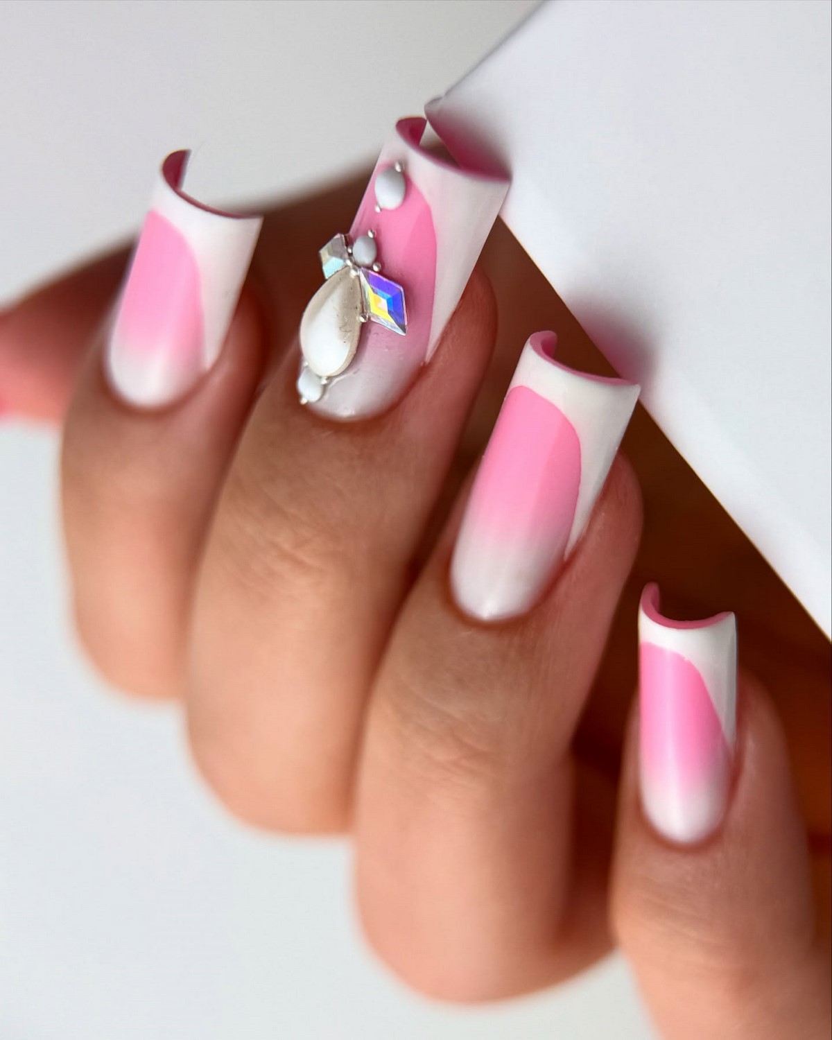 Новинки летнего маникюра на август 2026: 8 топовых идей