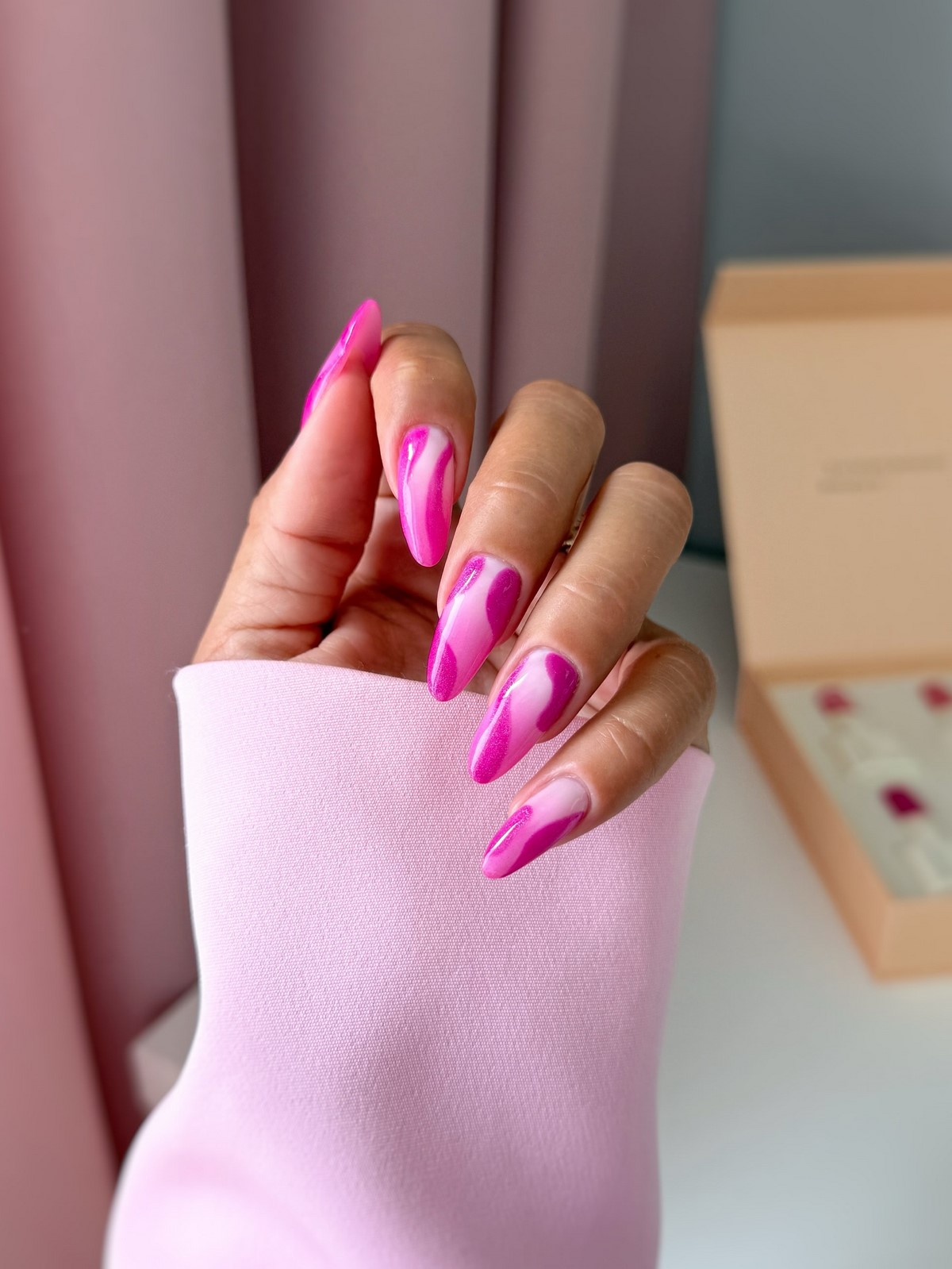 Новинки летнего маникюра на август 2026: 8 топовых идей