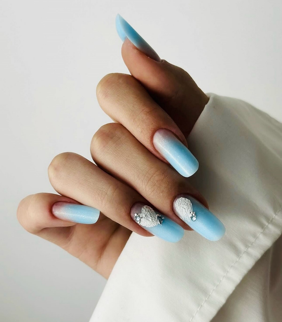 Новинки летнего маникюра на август 2026: 8 топовых идей