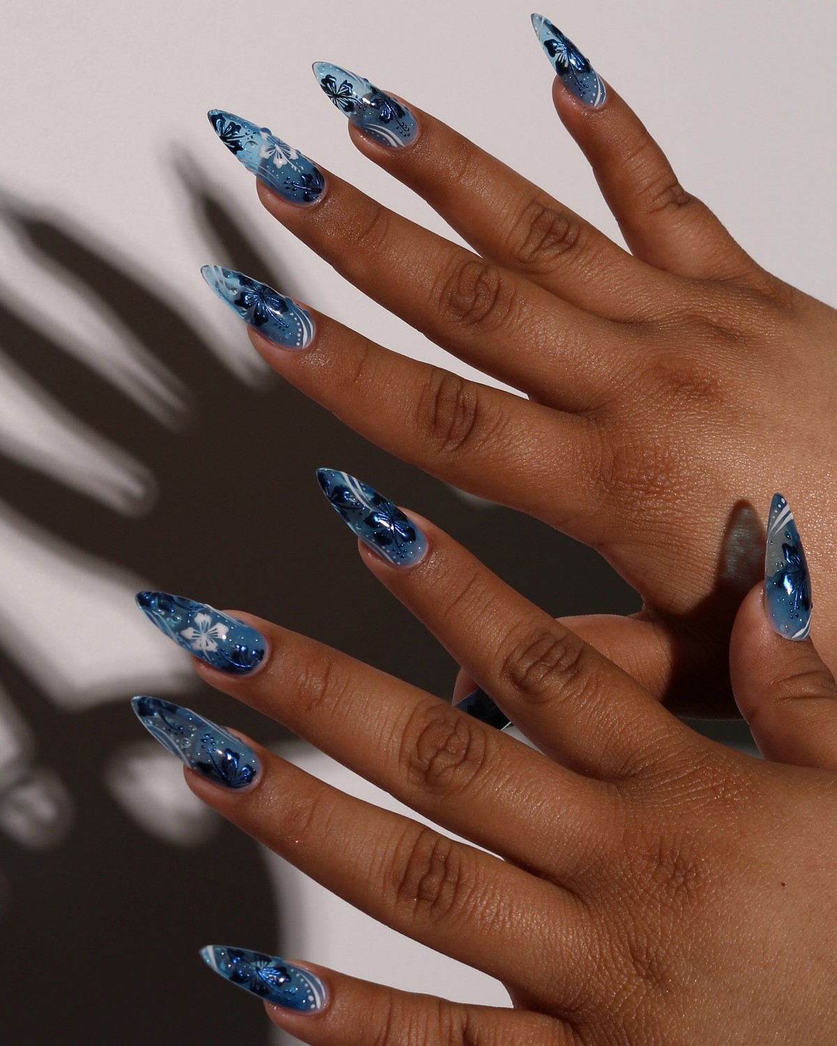 Новинки летнего маникюра на август 2026: 8 топовых идей