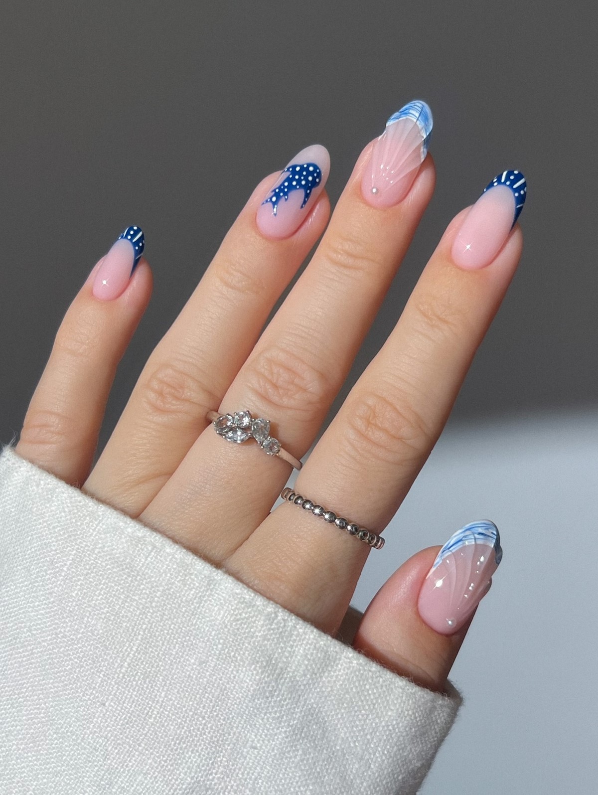 Новинки летнего маникюра на август 2026: 8 топовых идей