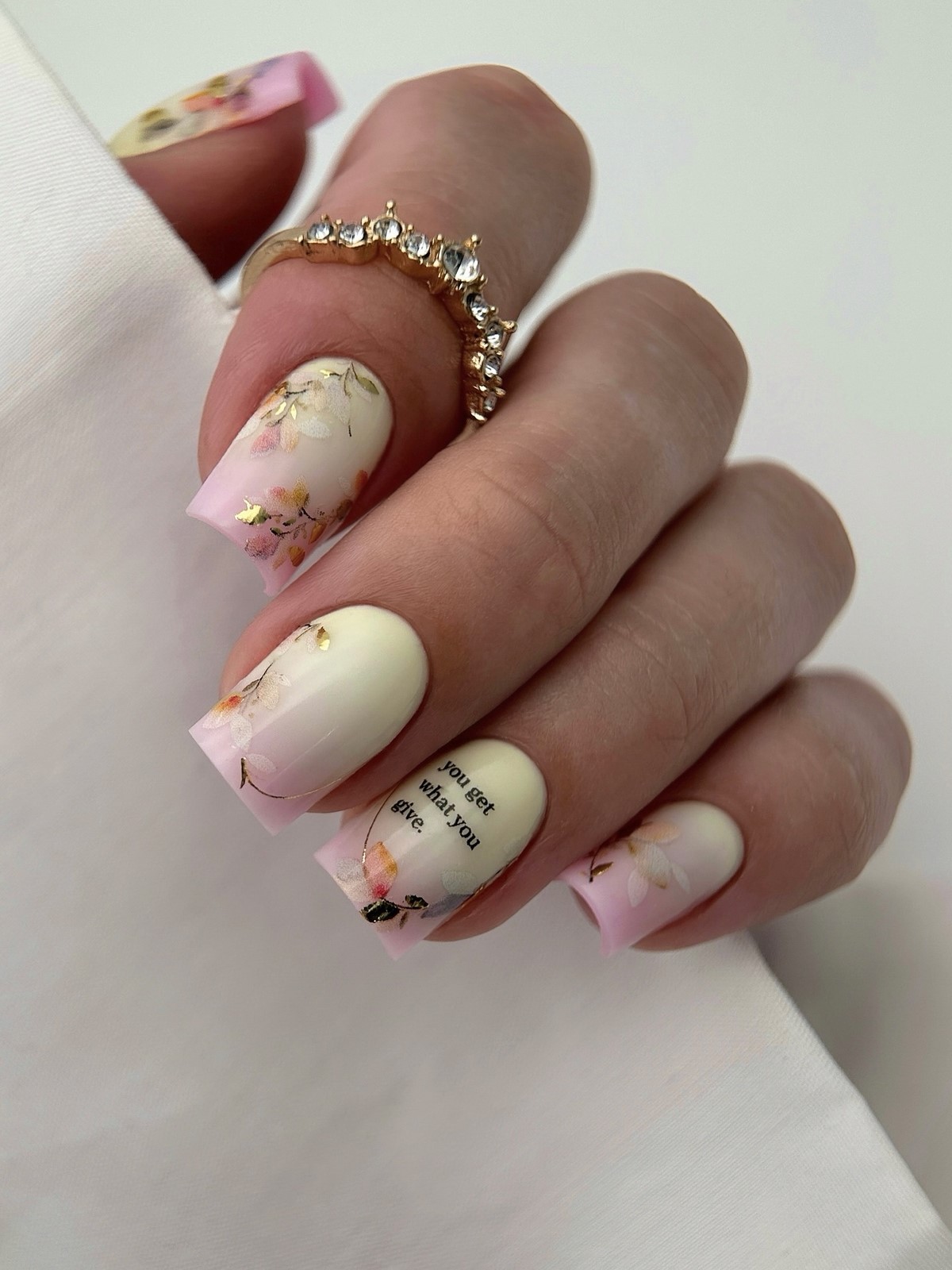 Новинки летнего маникюра на август 2026: 8 топовых идей