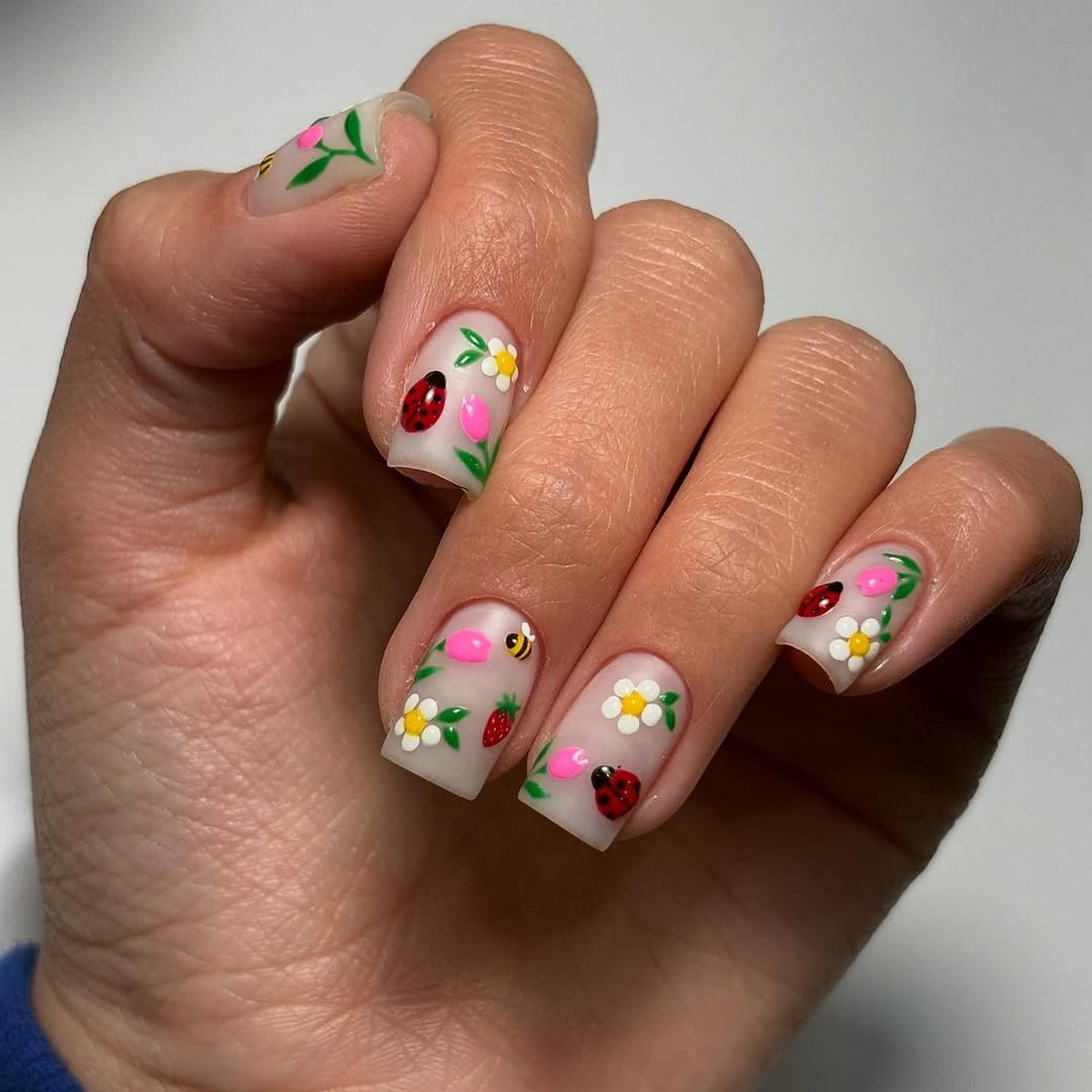 Новинки летнего маникюра на август 2026: 8 топовых идей