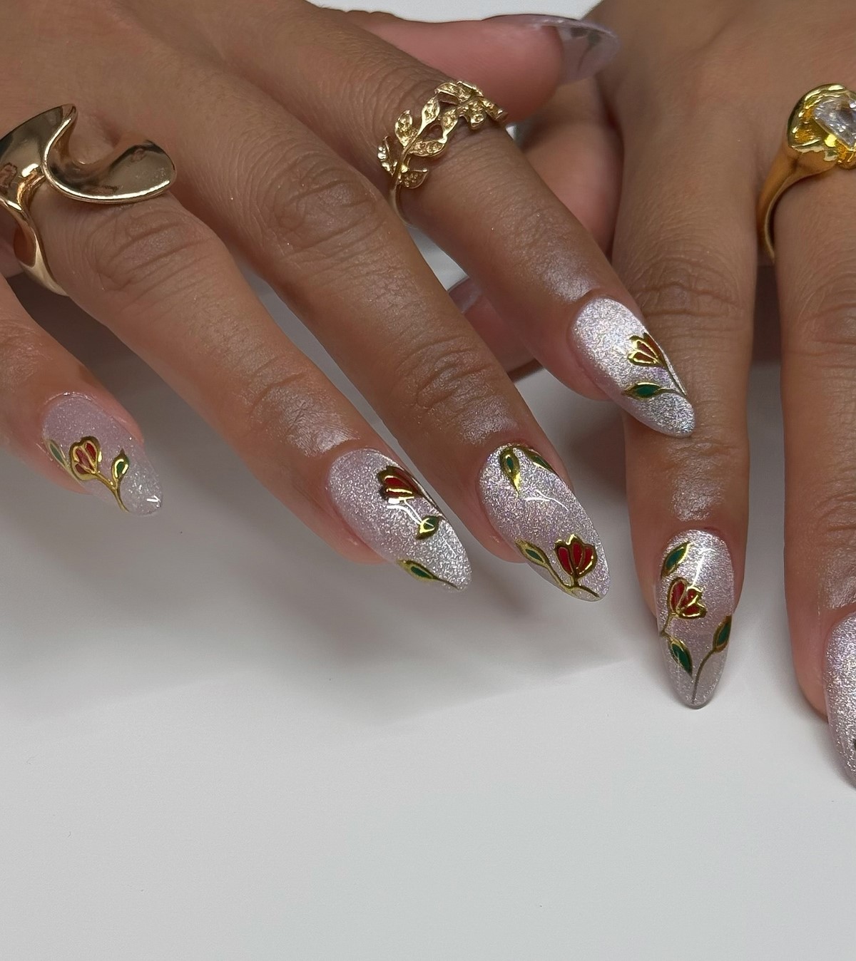 Новинки летнего маникюра на август 2026: 8 топовых идей