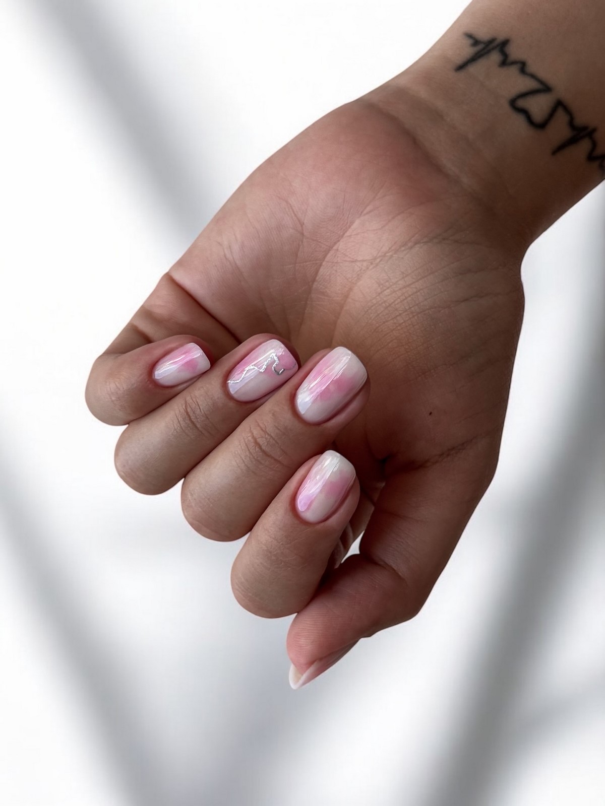 Новинки летнего маникюра на август 2026: 8 топовых идей