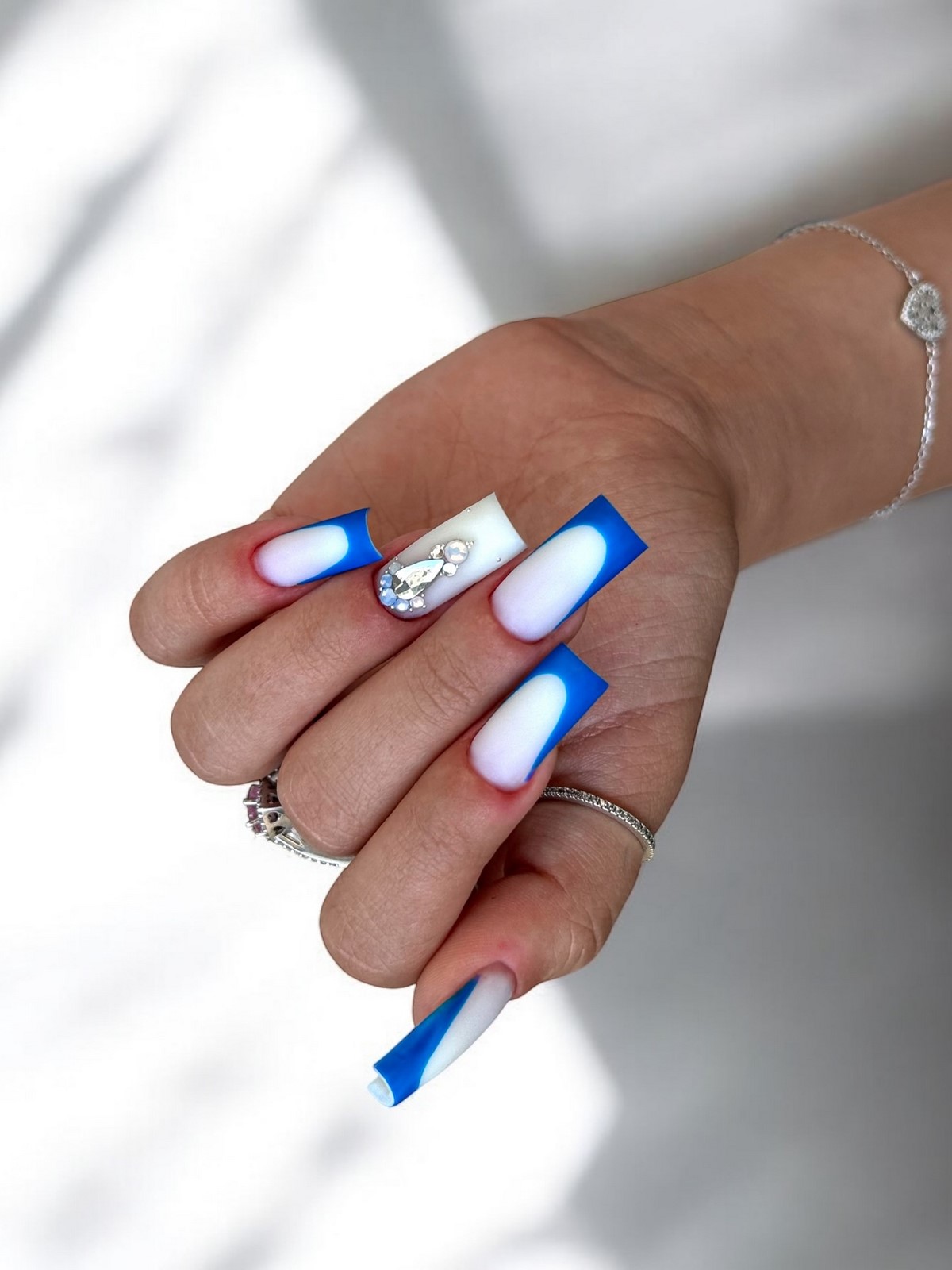 Новинки летнего маникюра на август 2026: 8 топовых идей