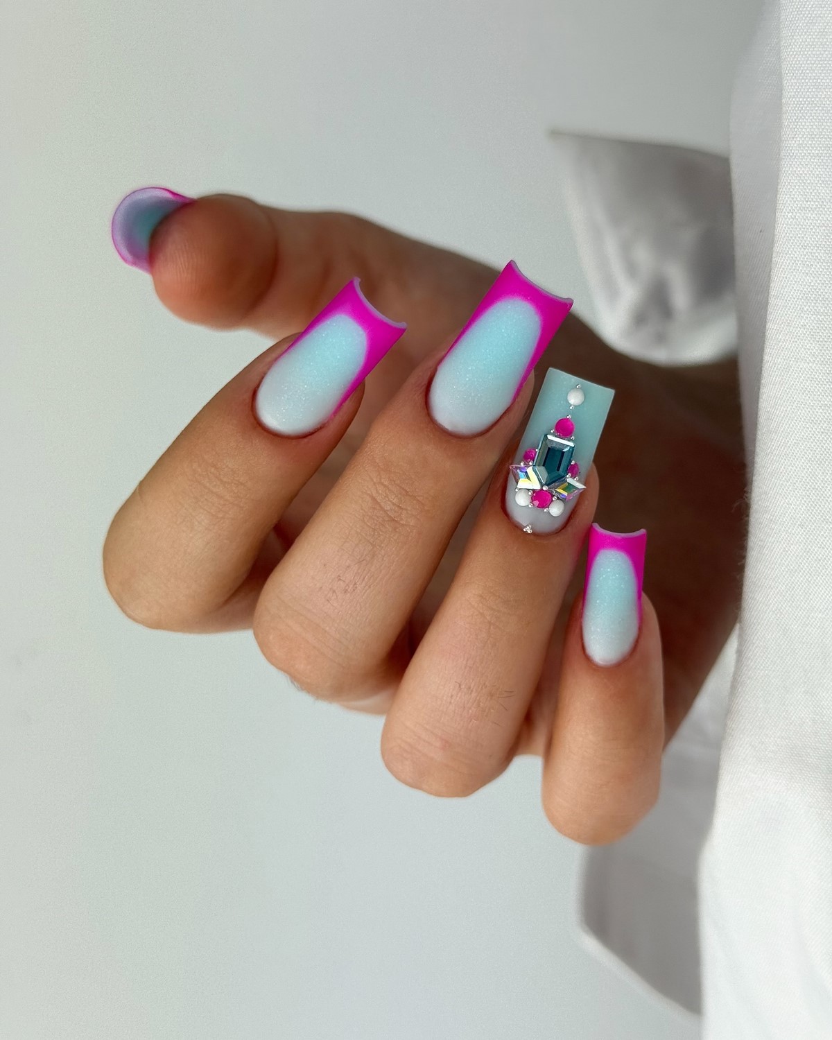 Новинки летнего маникюра на август 2026: 8 топовых идей