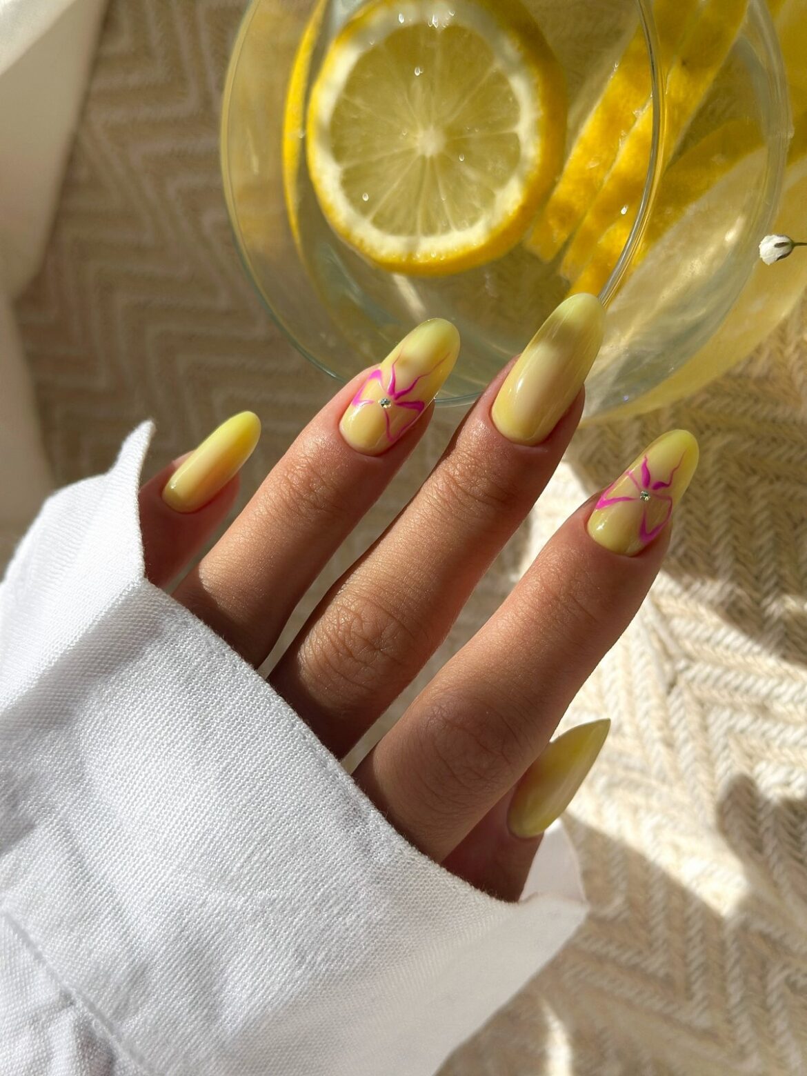 Новинки летнего маникюра на август 2026: 8 топовых идей