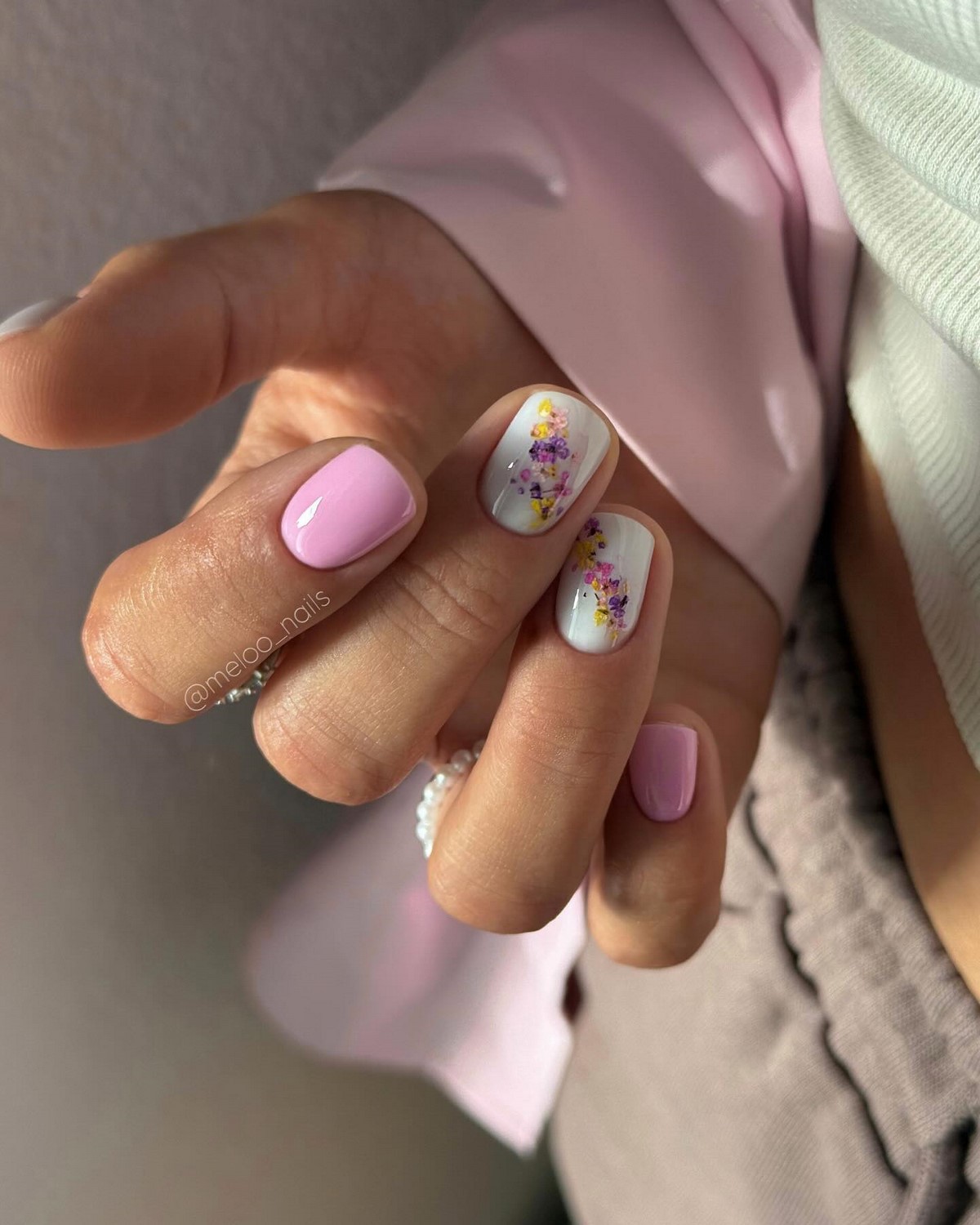 Новинки летнего маникюра на август 2026: 8 топовых идей