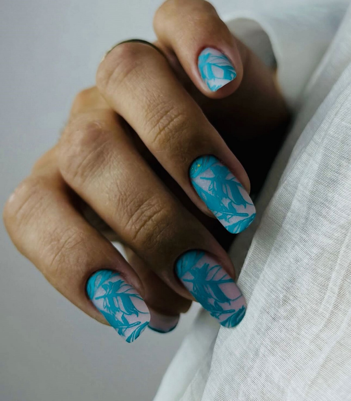 Новинки летнего маникюра на август 2026: 8 топовых идей