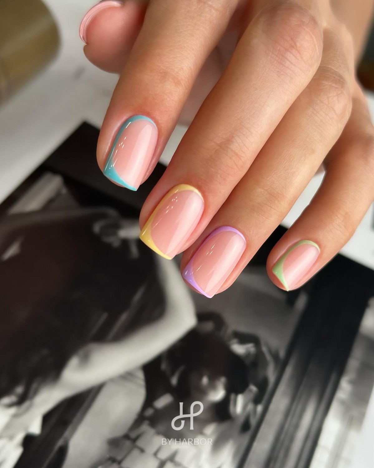 Новинки летнего маникюра на август 2026: 8 топовых идей