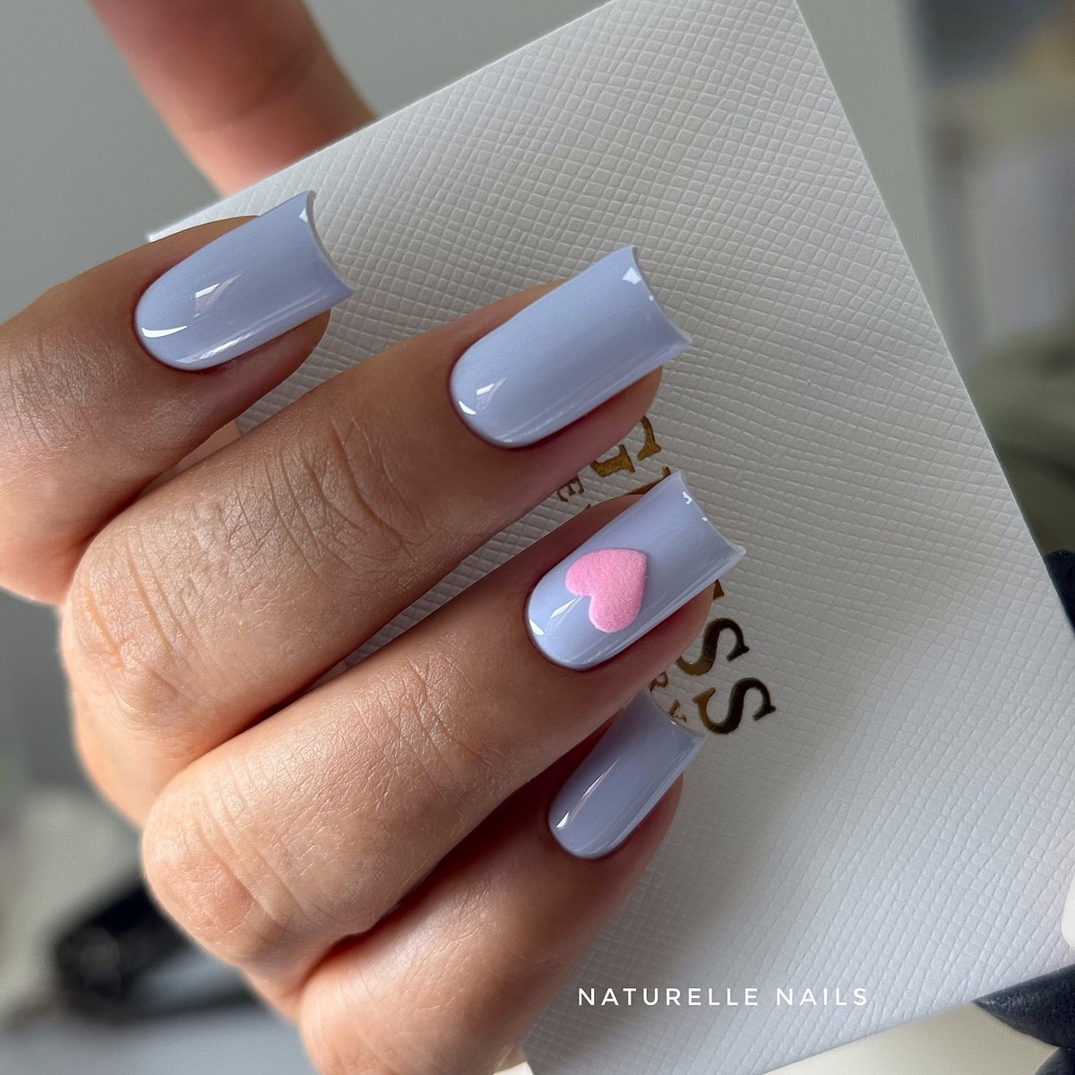 Новинки летнего маникюра на август 2026: 8 топовых идей