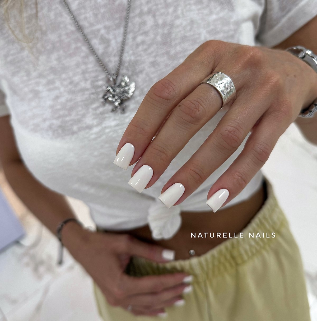 Новинки летнего маникюра на август 2026: 8 топовых идей