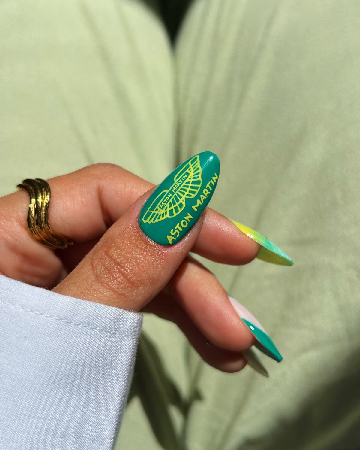 Новинки летнего маникюра на август 2026: 8 топовых идей