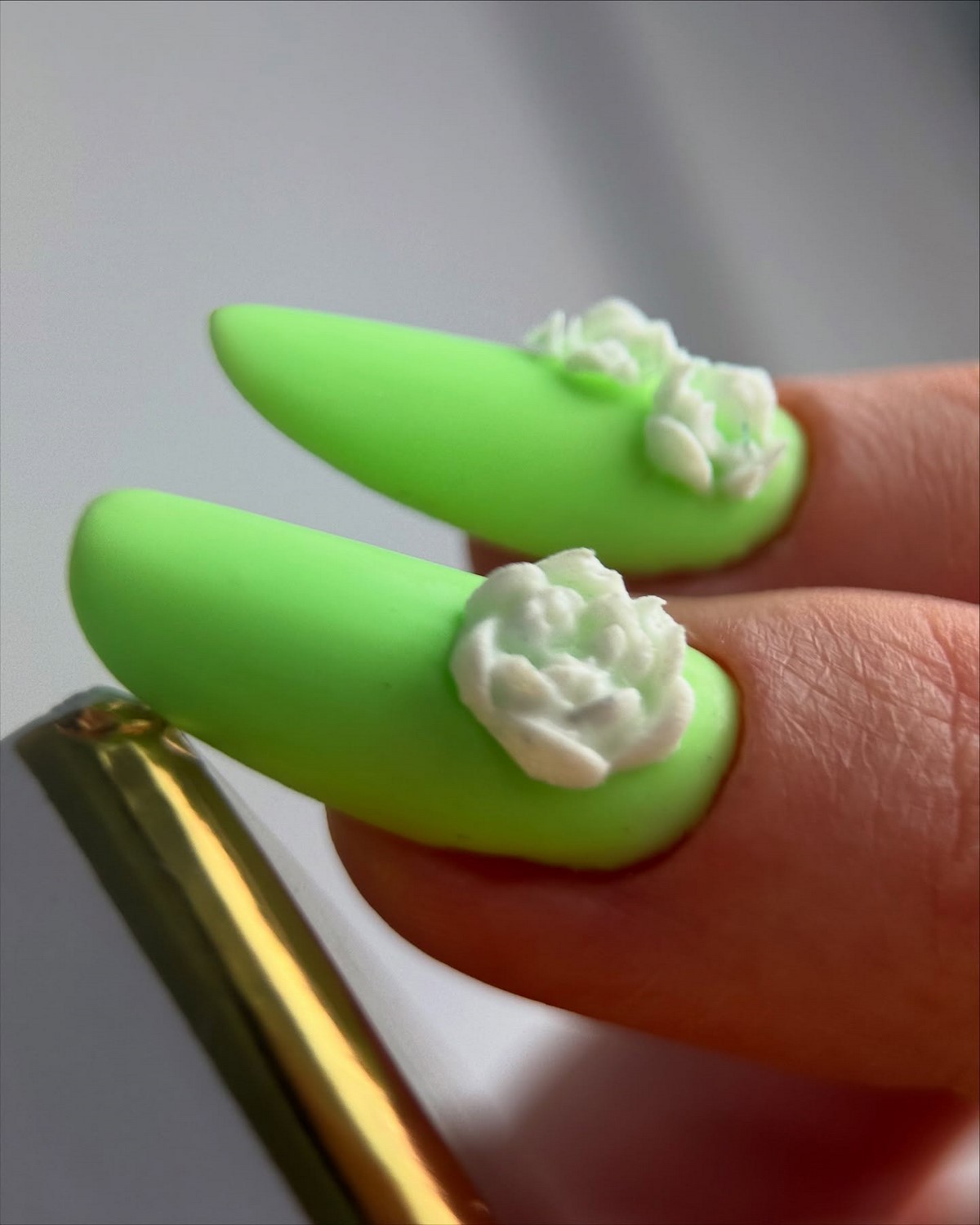 Новинки летнего маникюра на август 2026: 8 топовых идей