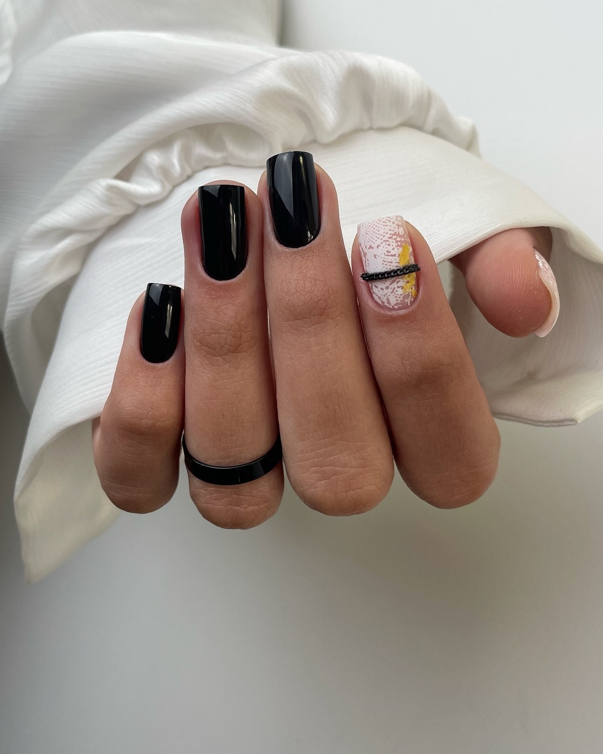 Какой маникюр будет в тренде осенью 2026 года