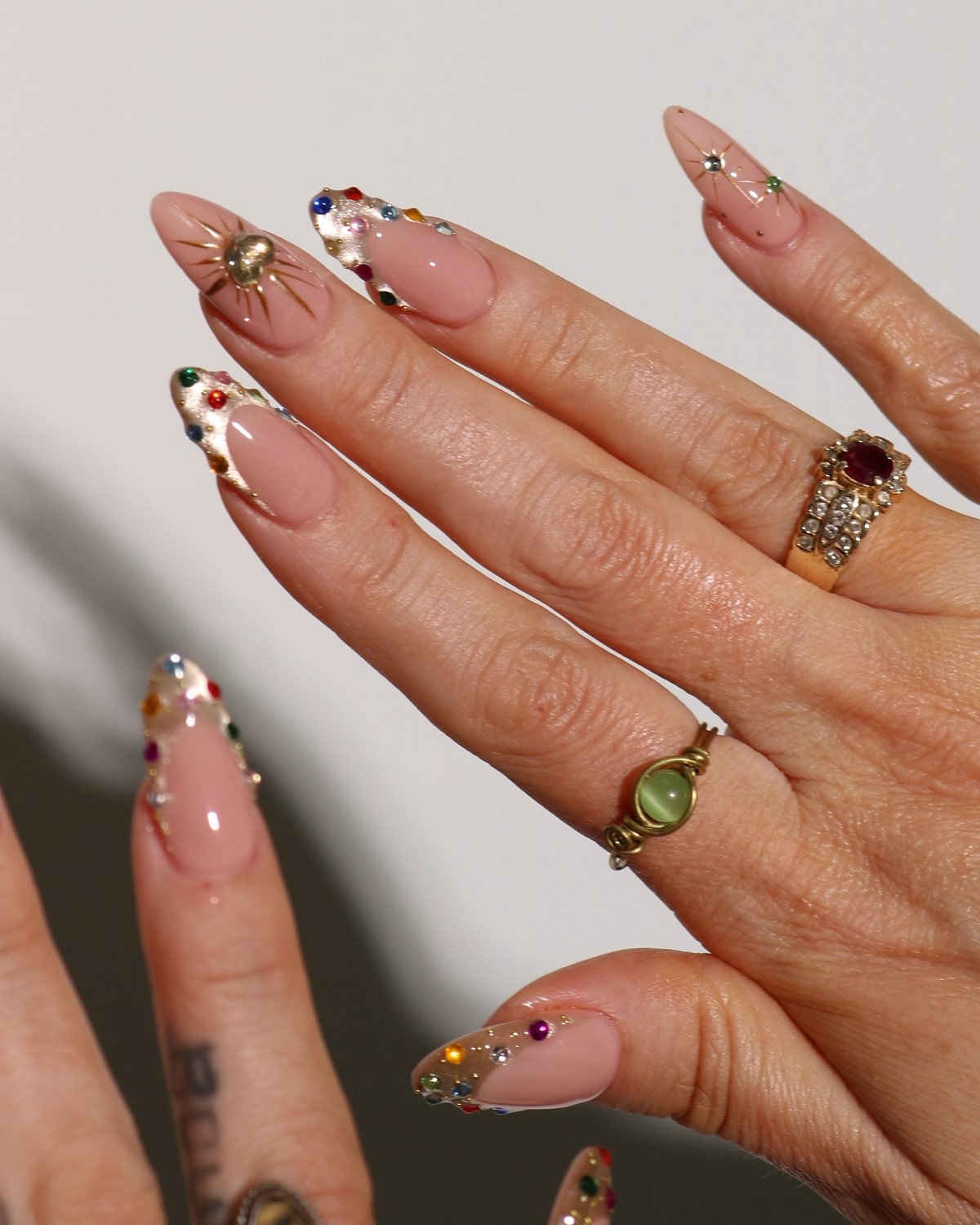 Какой маникюр будет в тренде осенью 2026 года