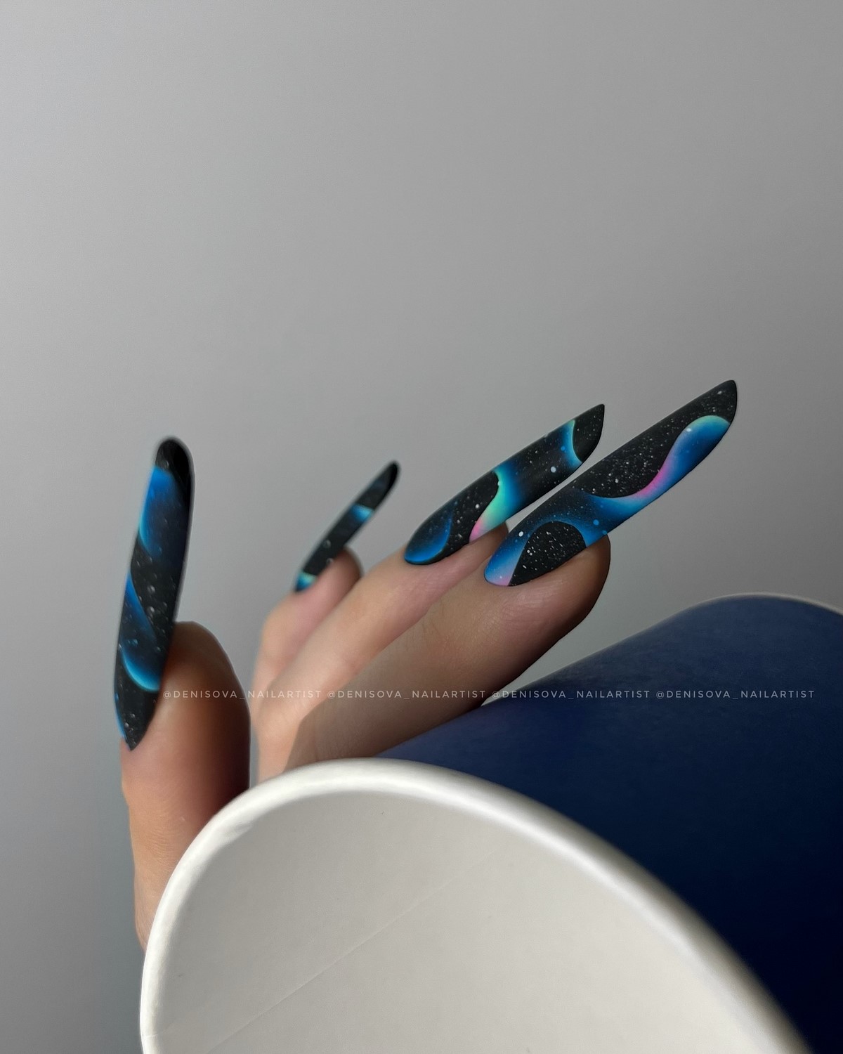 Какой маникюр будет в тренде осенью 2026 года