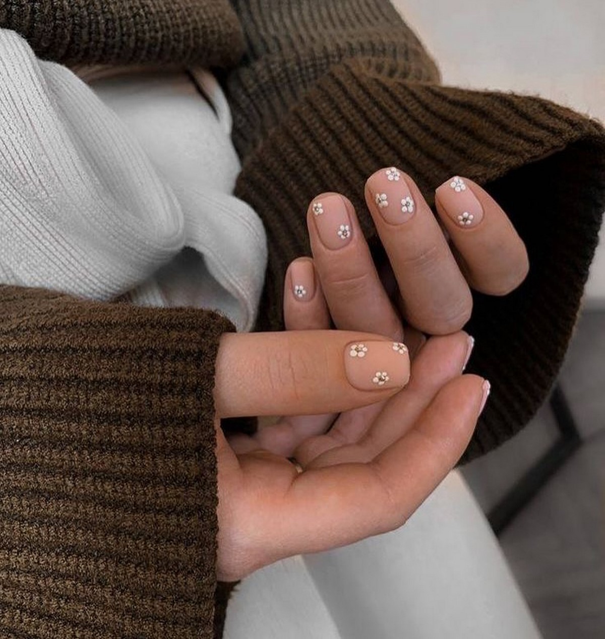 Какой маникюр будет в тренде осенью 2026 года