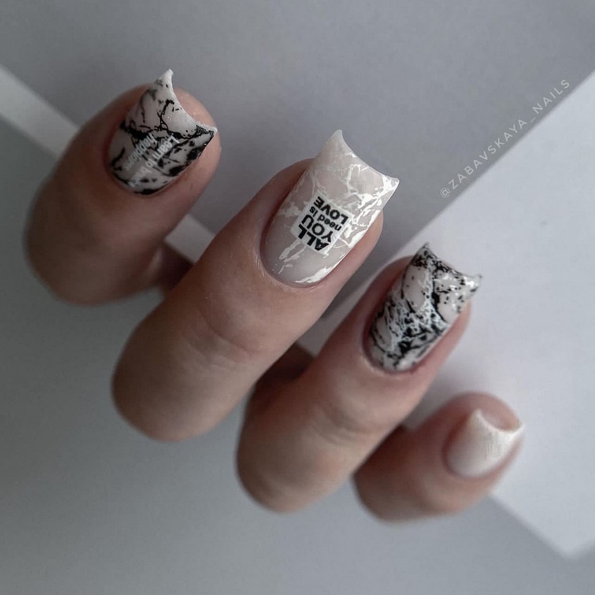 Какой маникюр будет в тренде осенью 2026 года