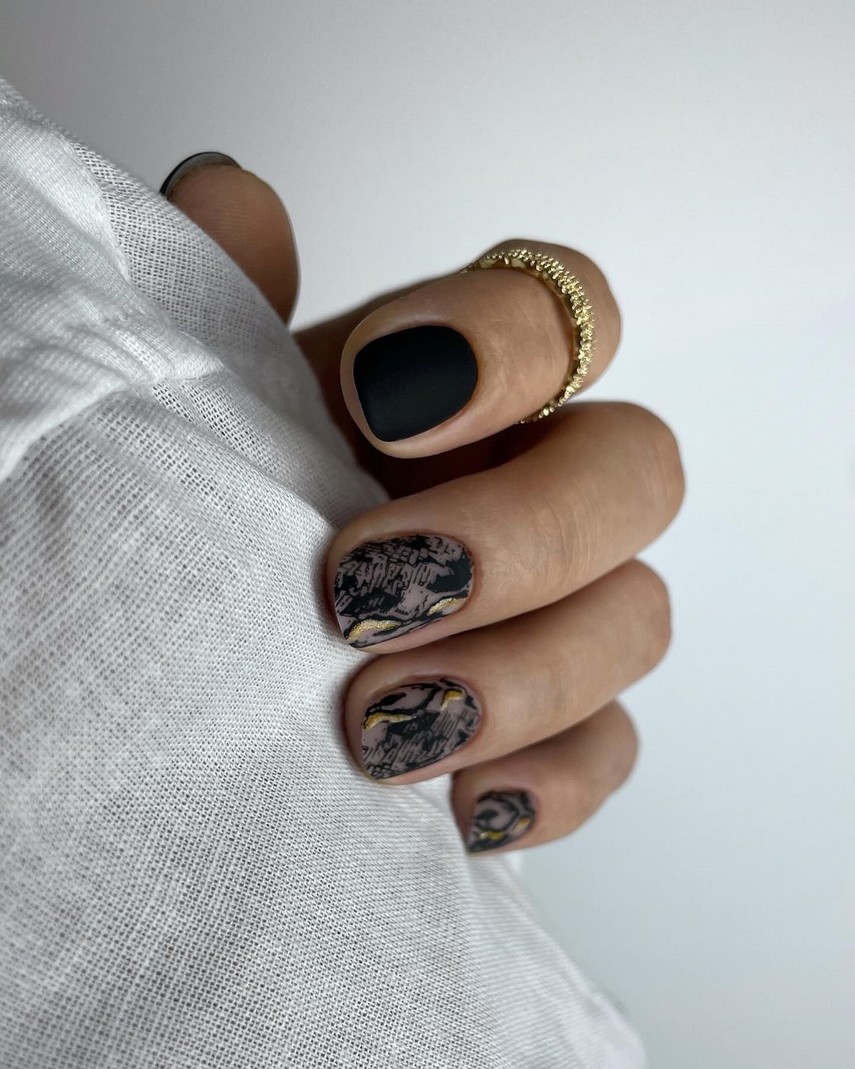 Какой маникюр будет в тренде осенью 2026 года