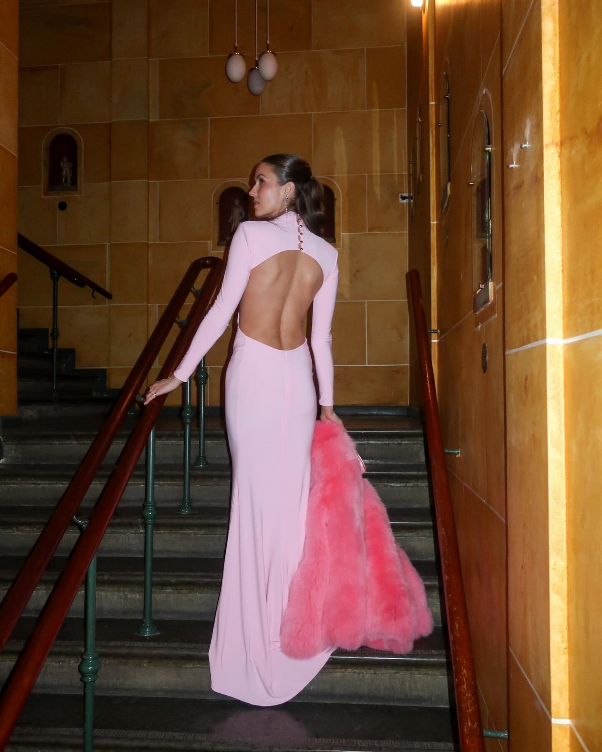 Новогодние платья 2027: встречаем праздник стильно