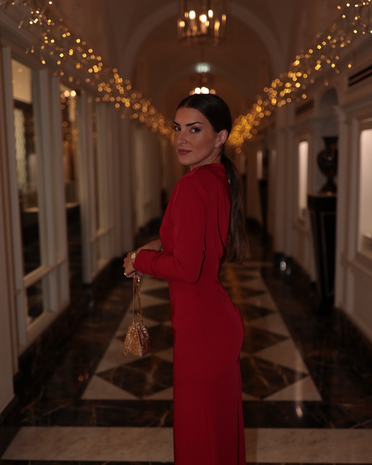 Новогодние платья 2027: встречаем праздник стильно