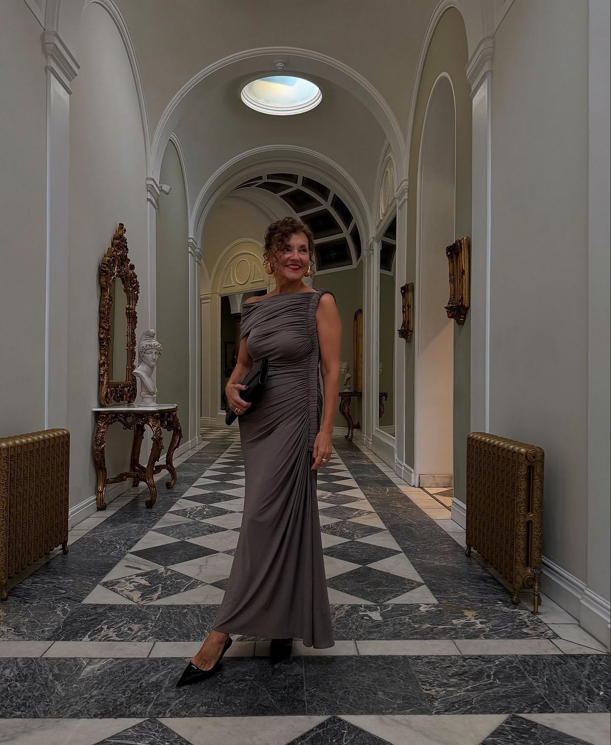 Новогодние платья 2027: встречаем праздник стильно