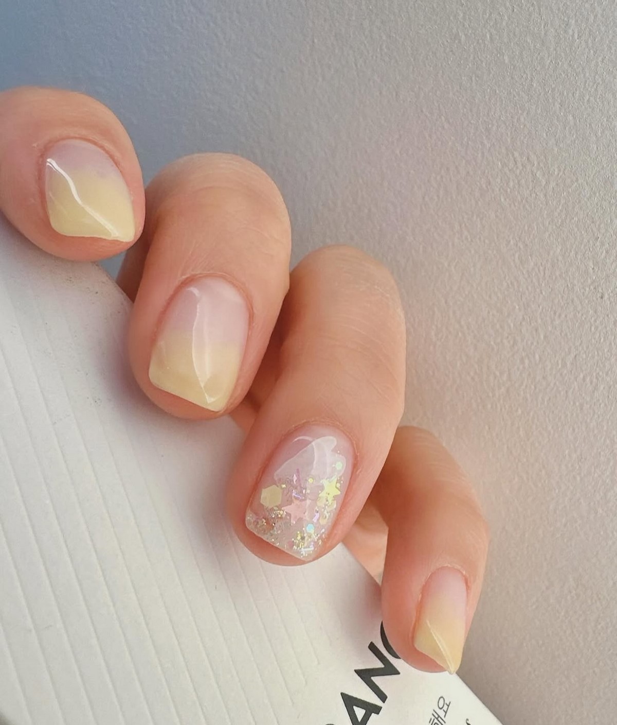 Лимонный маникюр, который вытесняет нежную пастель