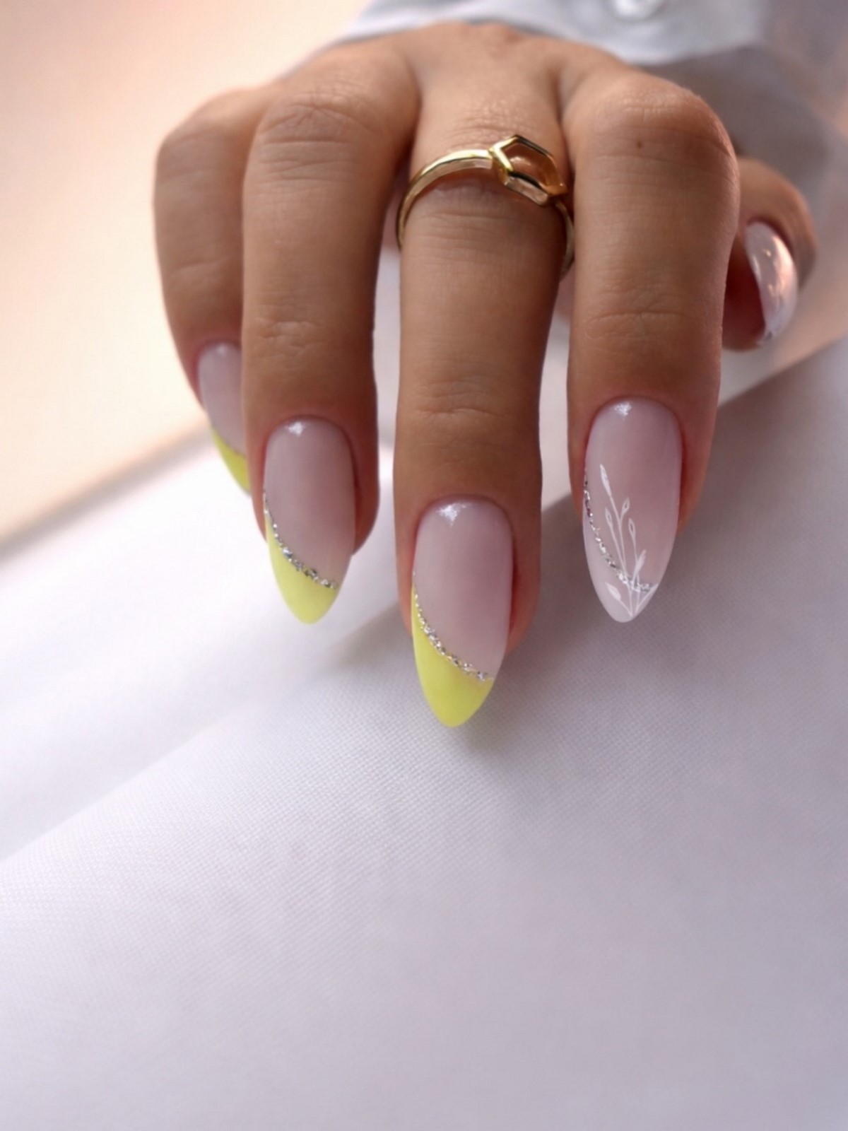 Лимонный маникюр, который вытесняет нежную пастель