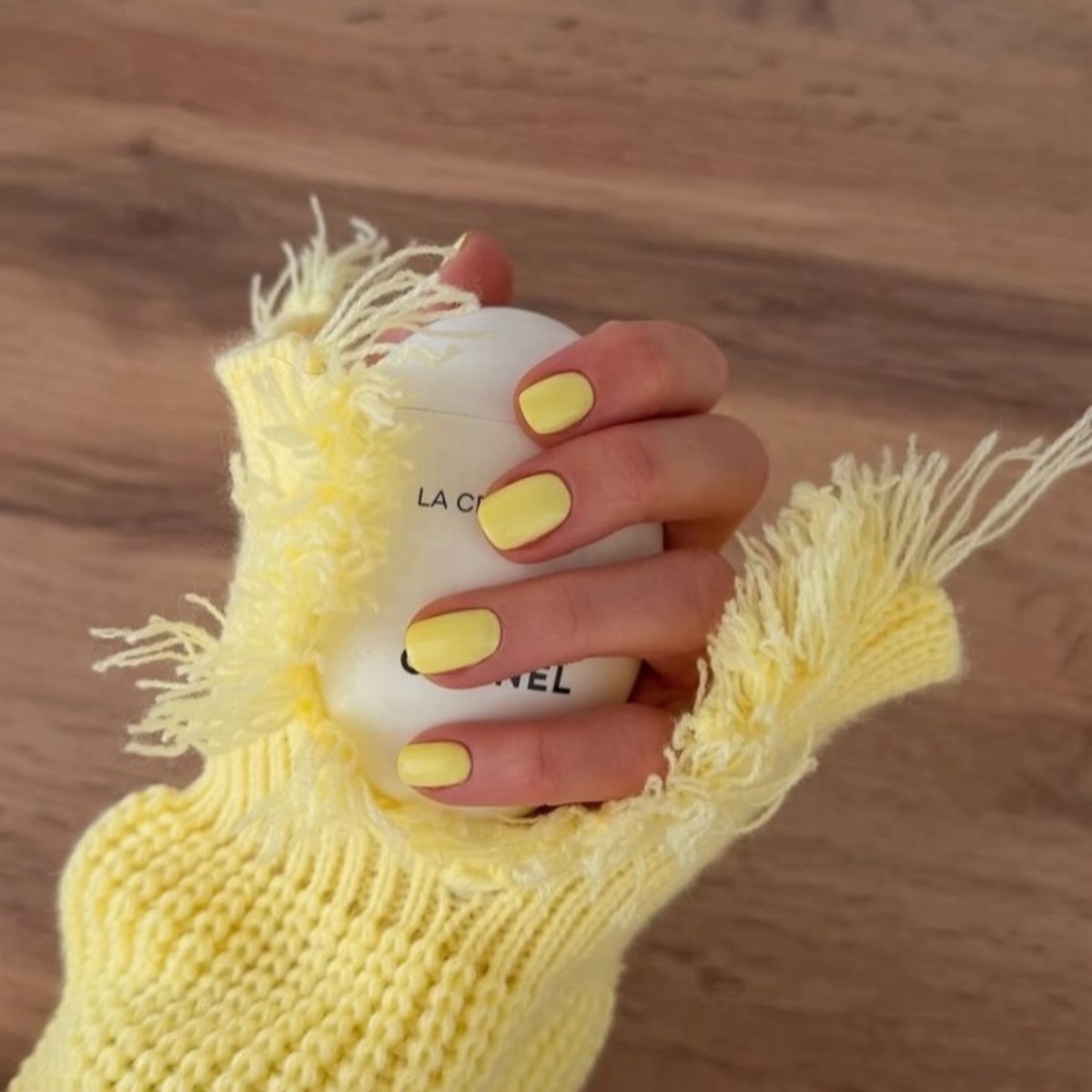Желтый маникюр вместо нюда: тренд, который захватил весну