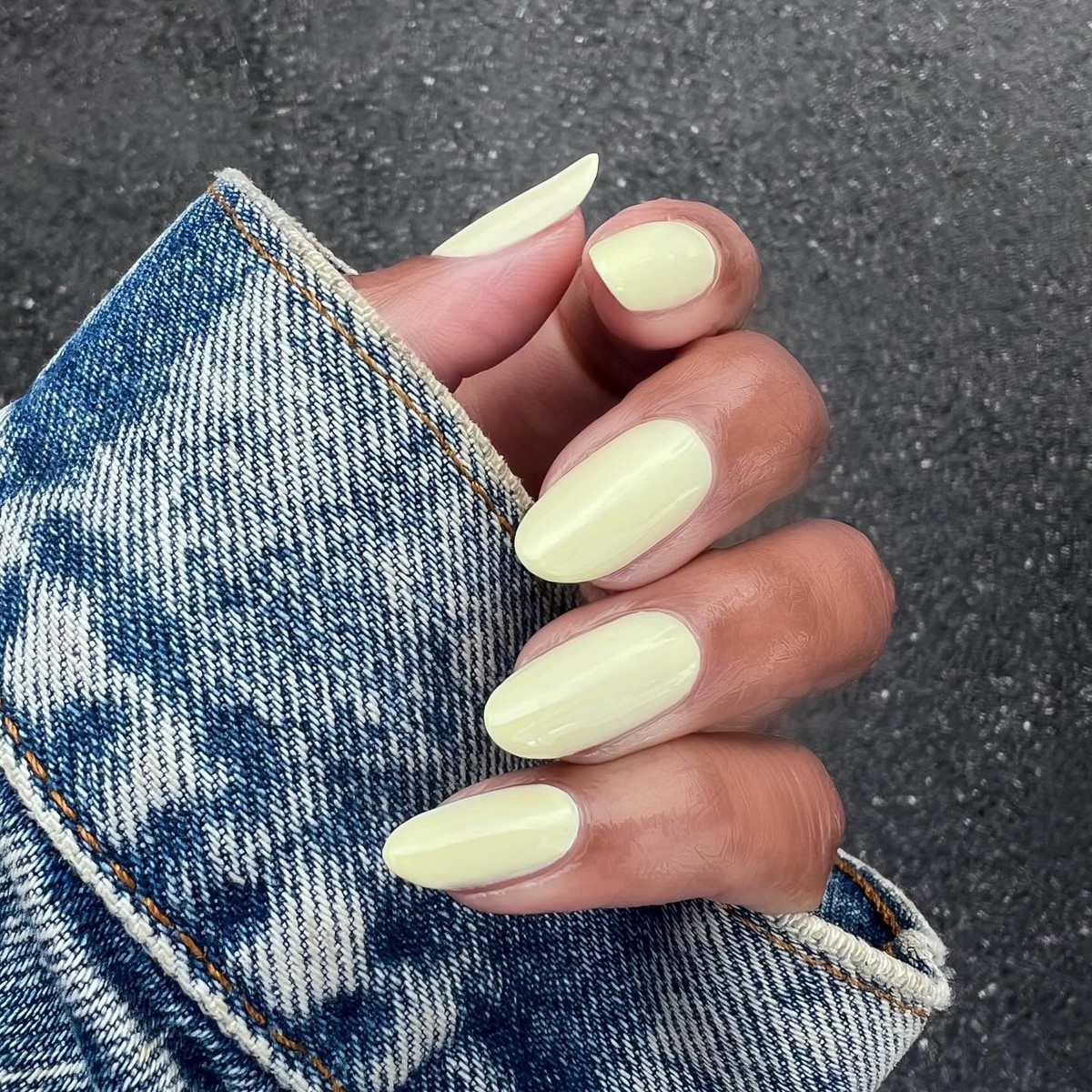 Желтый маникюр вместо нюда: тренд, который захватил весну