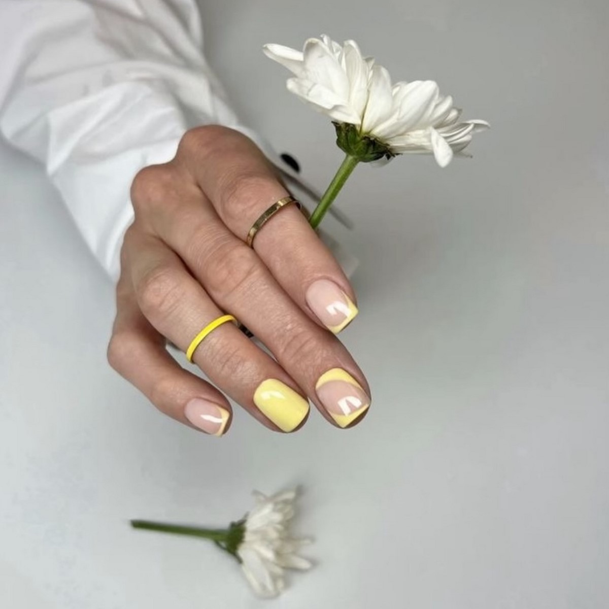 Желтый маникюр вместо нюда: тренд, который захватил весну