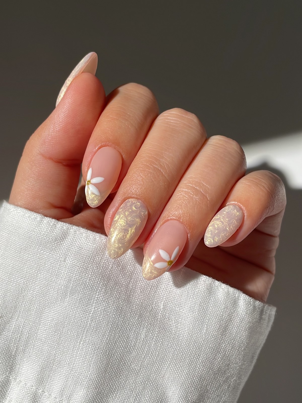 Лимонный маникюр, который вытесняет нежную пастель