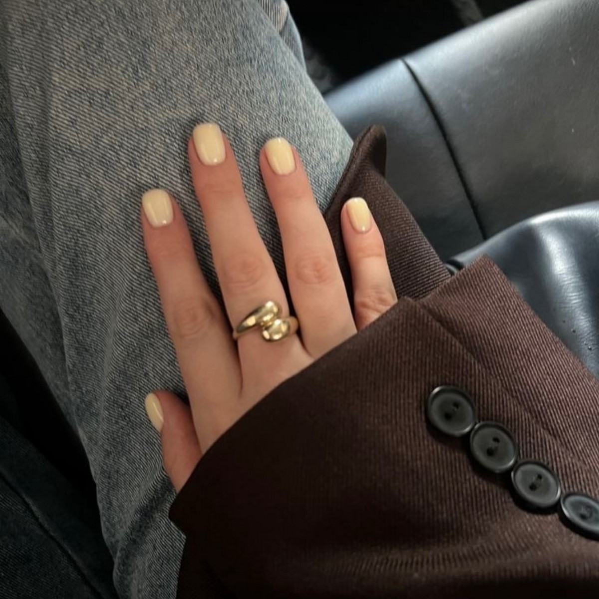 Желтый маникюр вместо нюда: тренд, который захватил весну