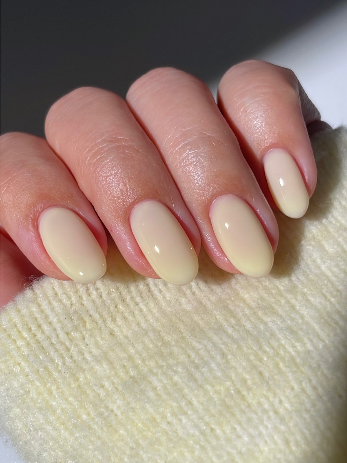 Лимонный маникюр, который вытесняет нежную пастель