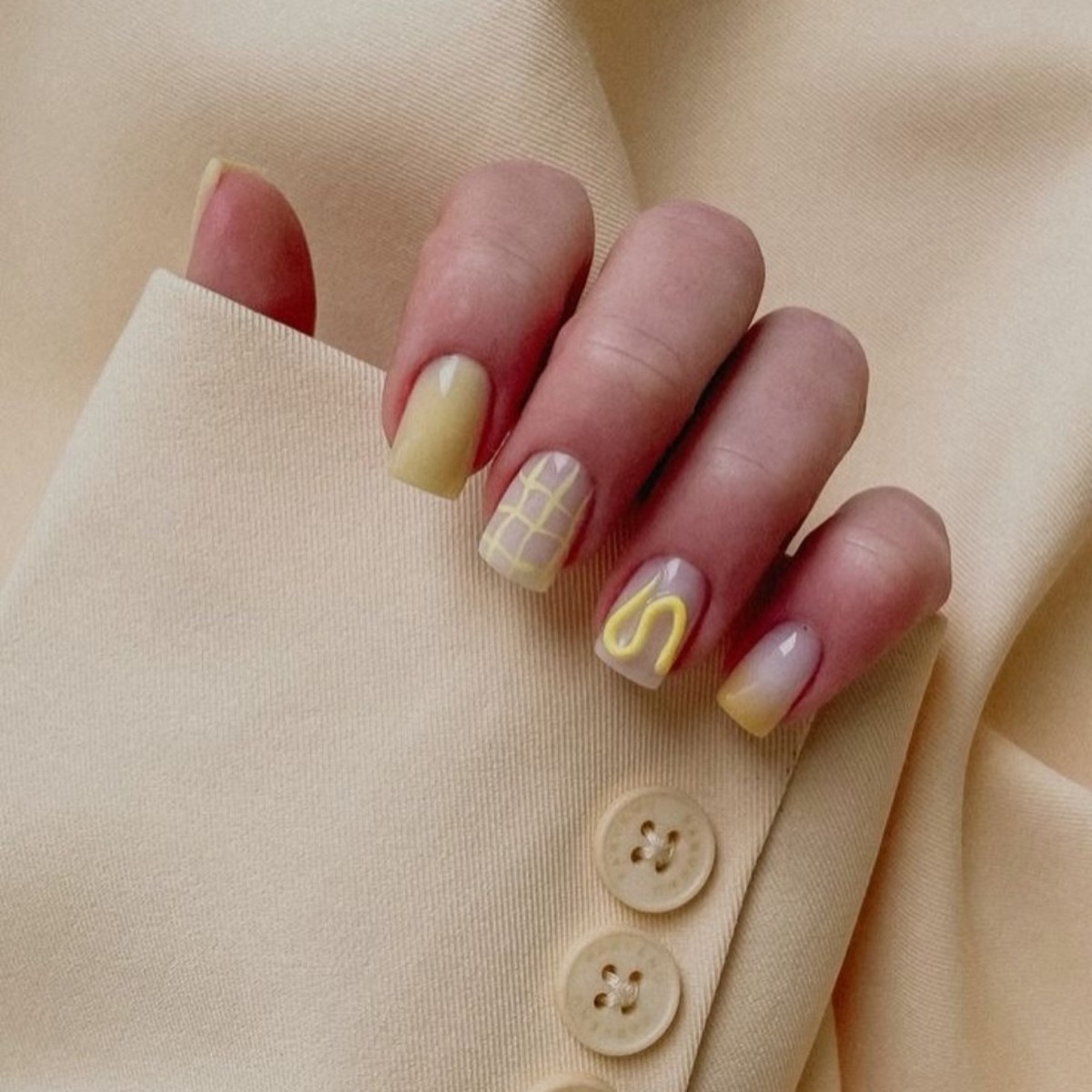 Желтый маникюр вместо нюда: тренд, который захватил весну