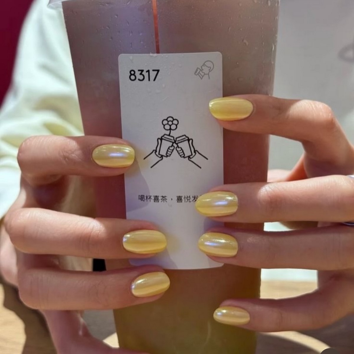 Желтый маникюр вместо нюда: тренд, который захватил весну