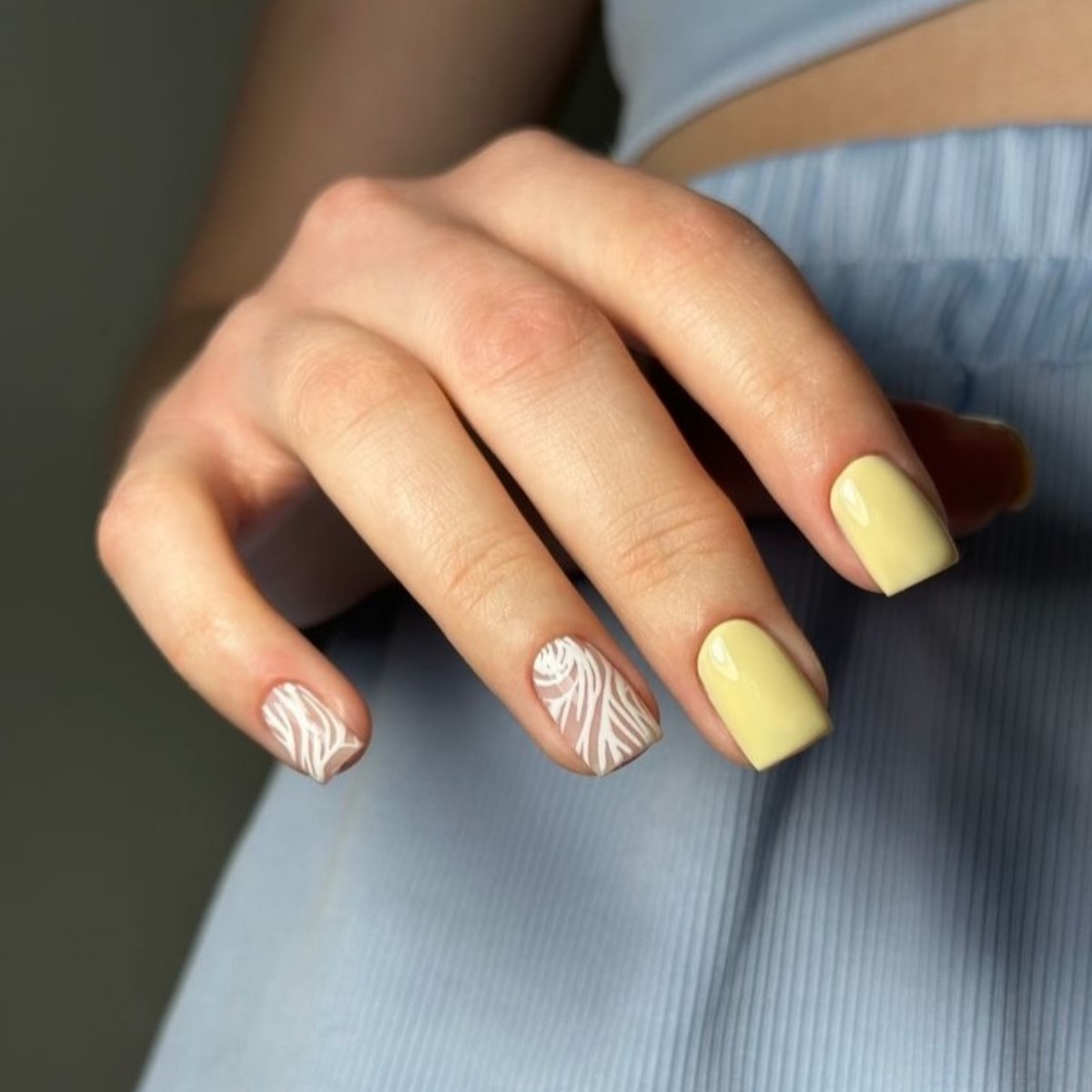 Желтый маникюр вместо нюда: тренд, который захватил весну