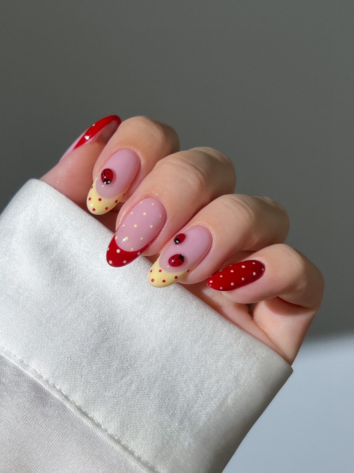 Лимонный маникюр, который вытесняет нежную пастель