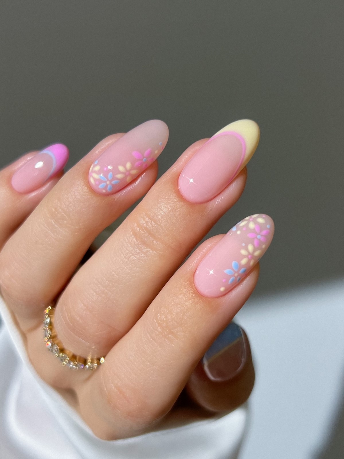 Лимонный маникюр, который вытесняет нежную пастель