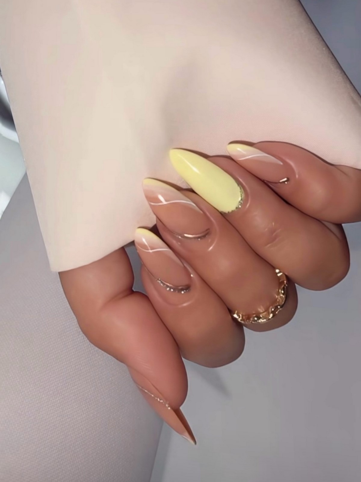 Лимонный маникюр, который вытесняет нежную пастель