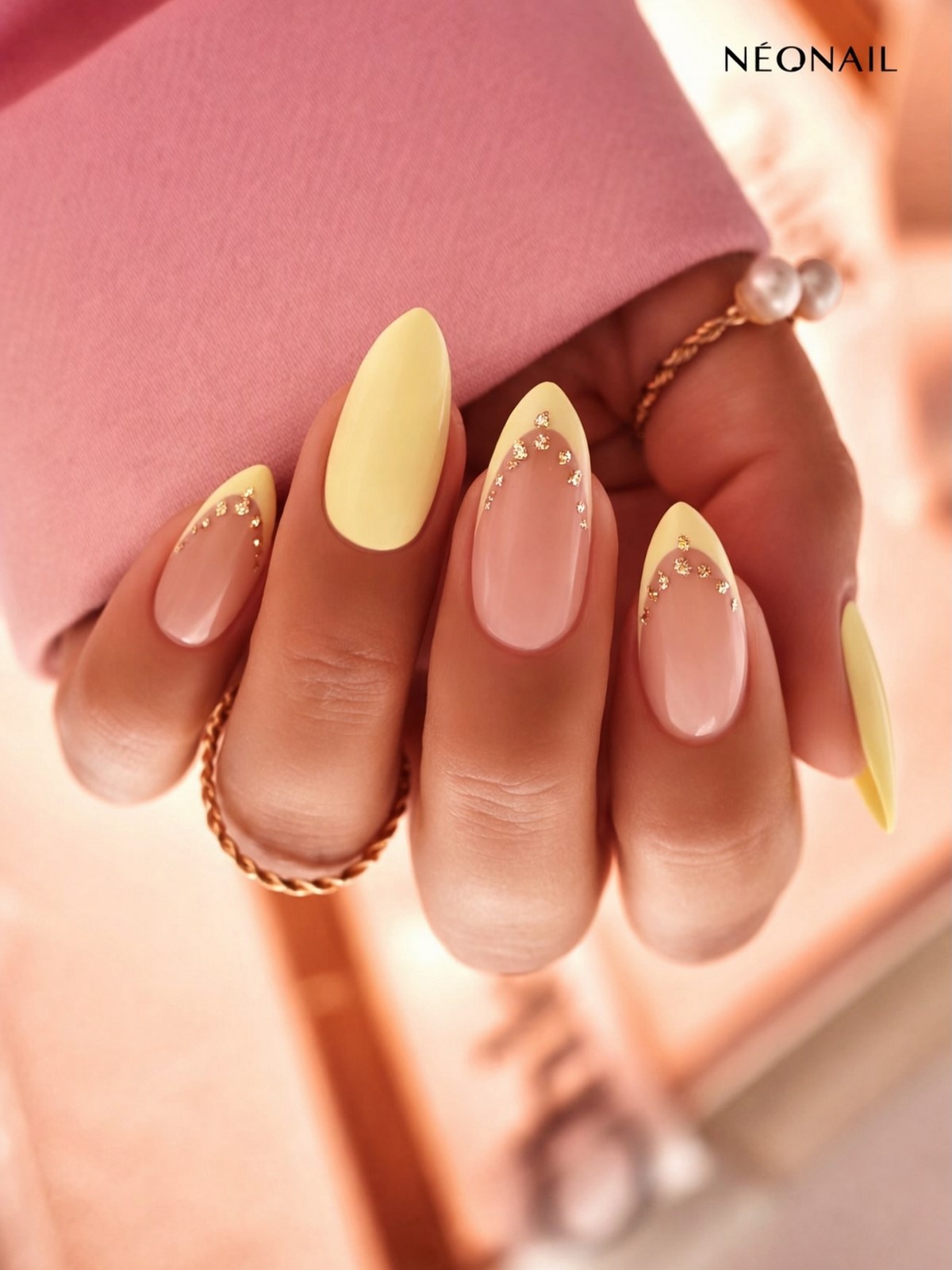 Лимонный маникюр, который вытесняет нежную пастель