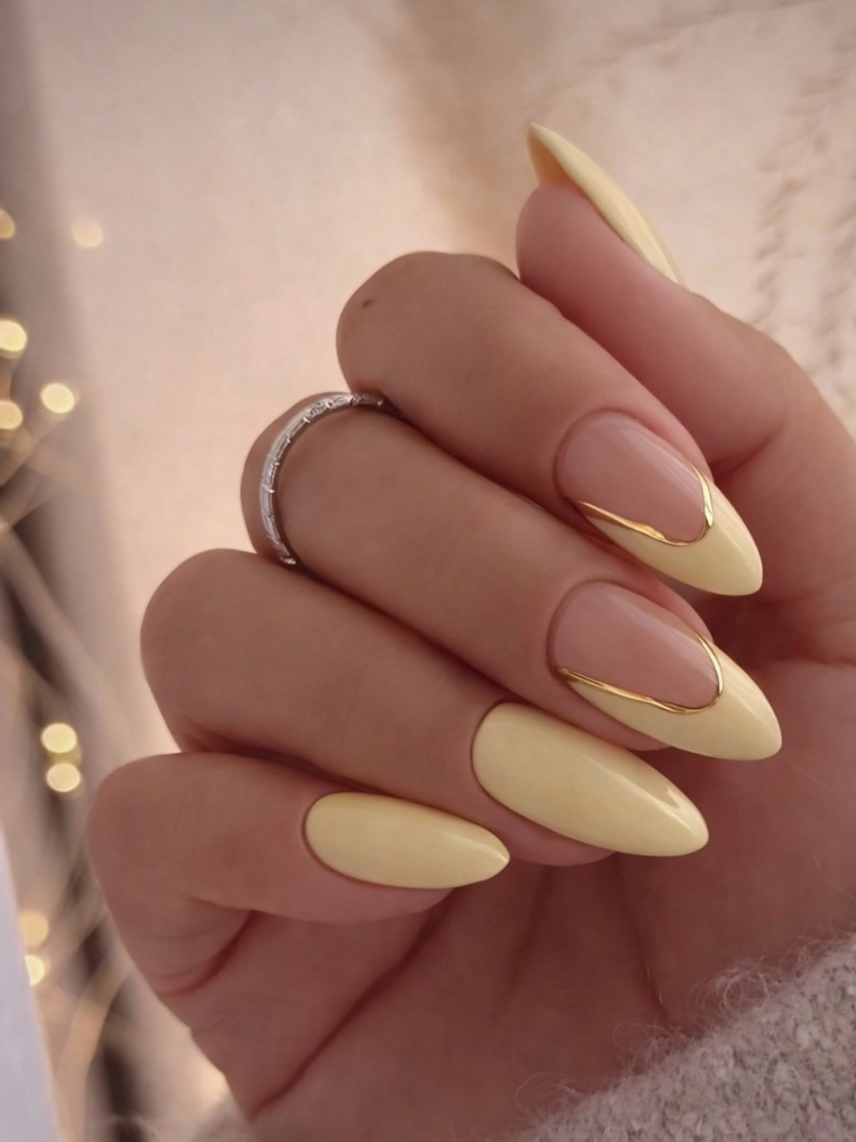 Лимонный маникюр, который вытесняет нежную пастель