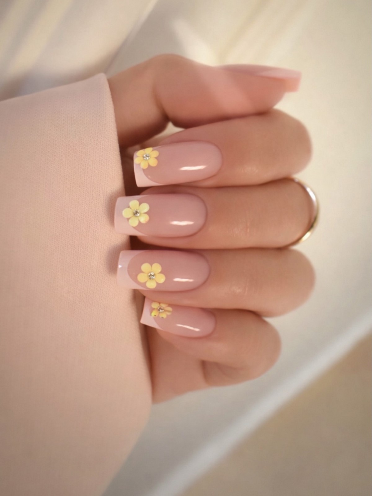 Лимонный маникюр, который вытесняет нежную пастель