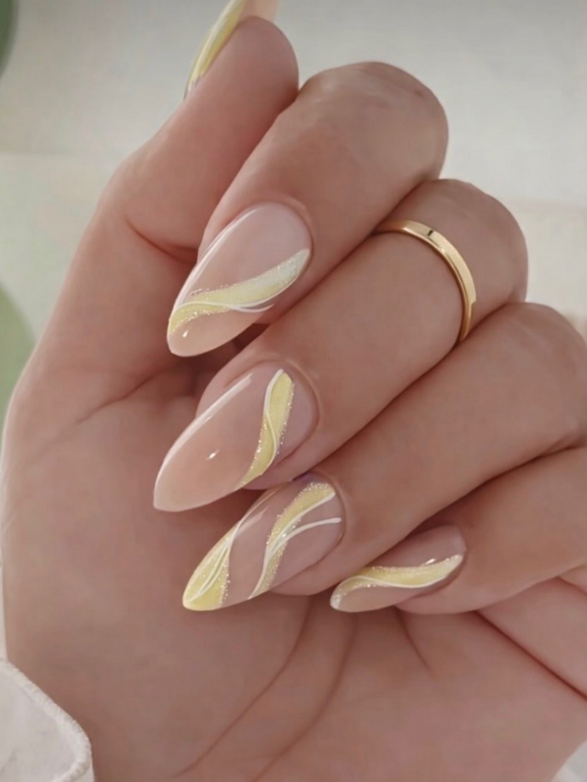 Лимонный маникюр, который вытесняет нежную пастель