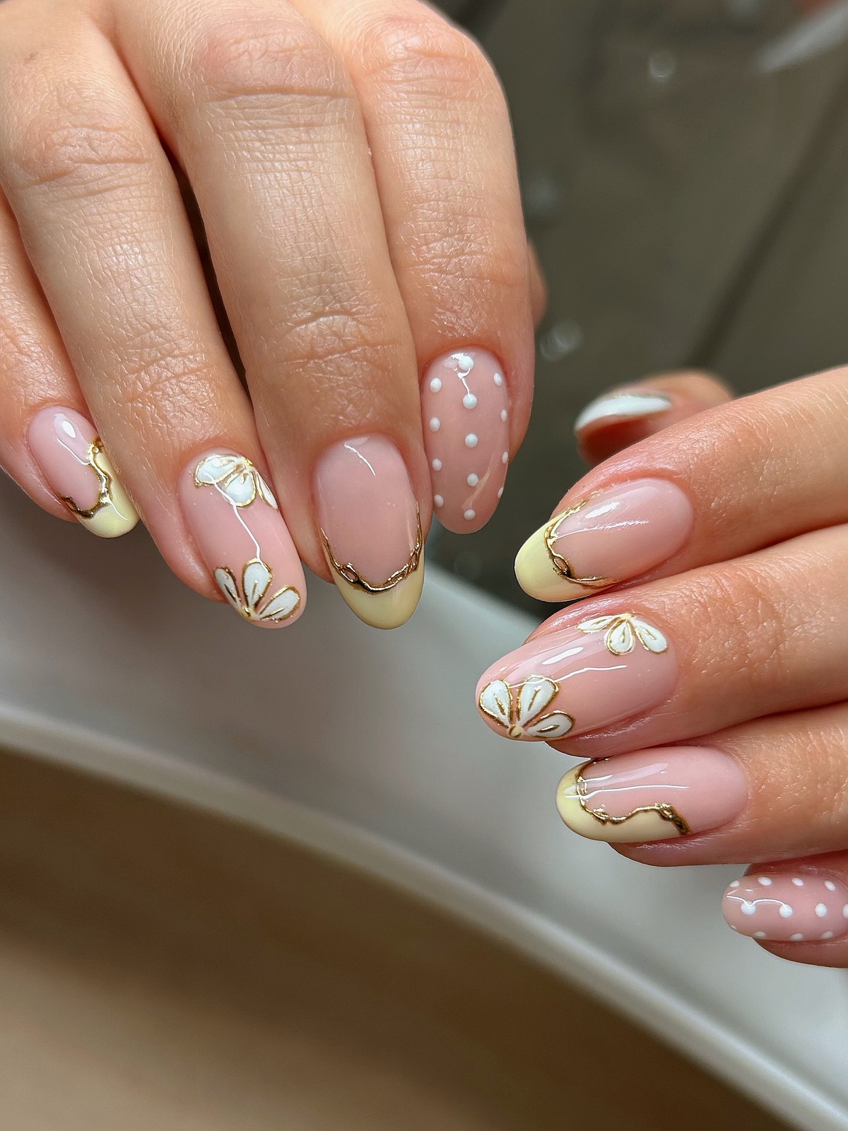 Лимонный маникюр, который вытесняет нежную пастель