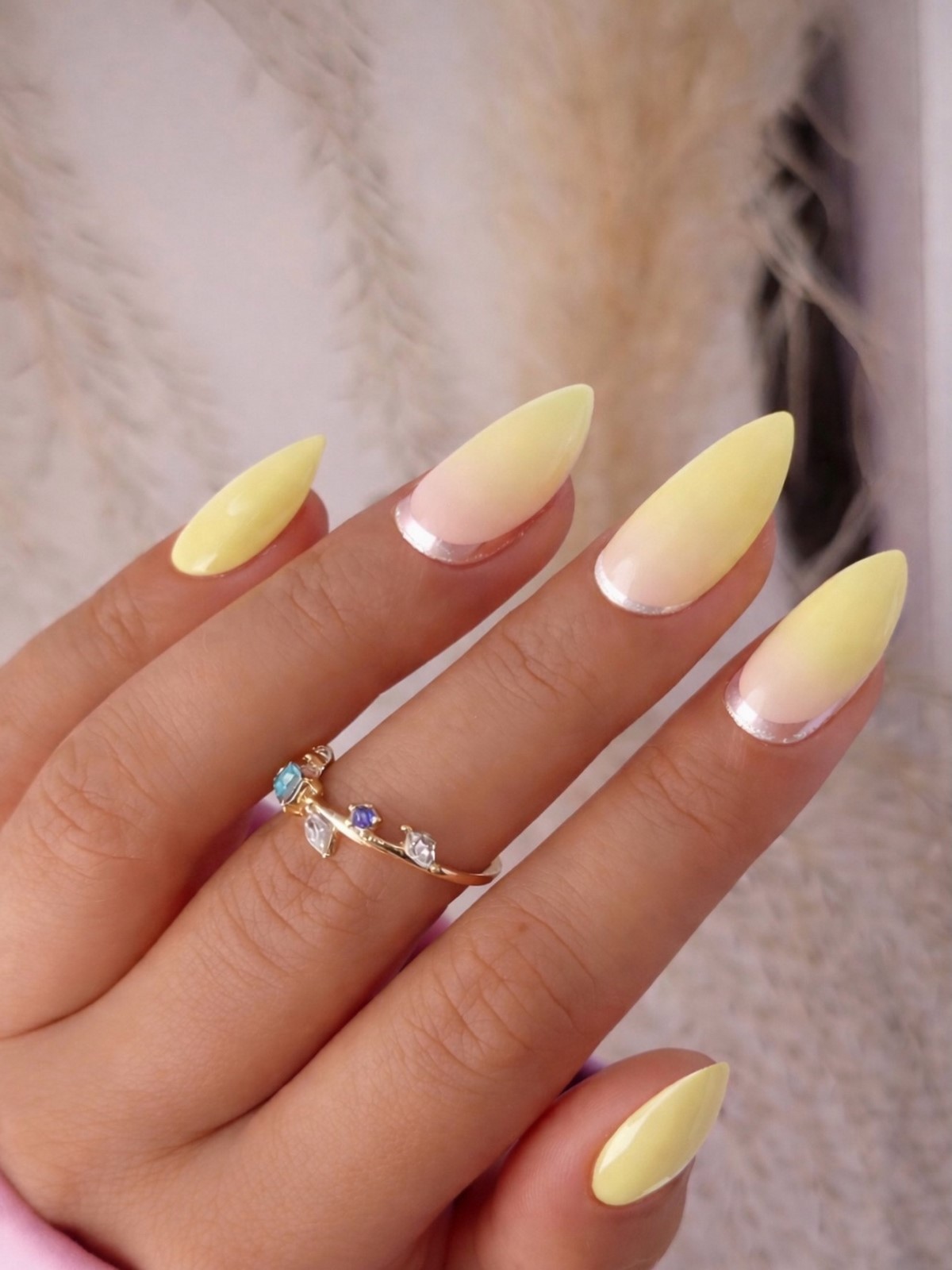 Лимонный маникюр, который вытесняет нежную пастель