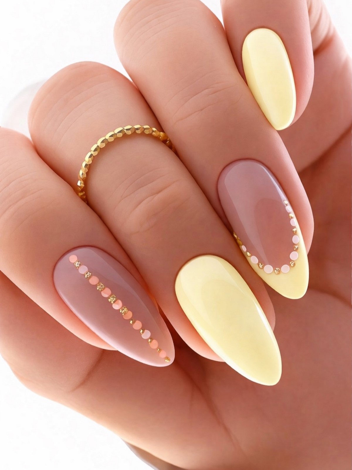 Лимонный маникюр, который вытесняет нежную пастель